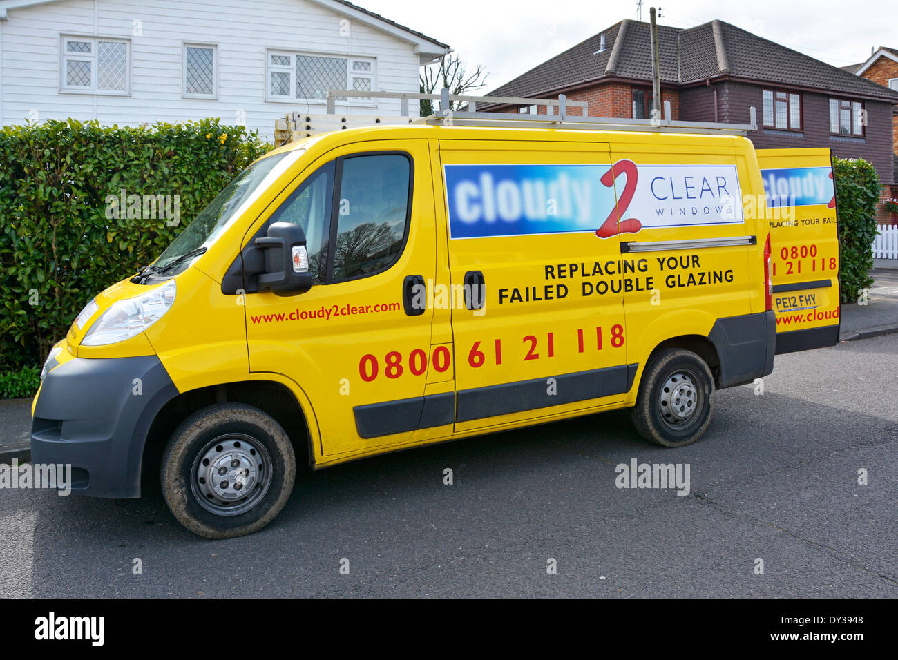 Van de franchise entreprise spécialisée dans le remplacement du double vitrage n'a pas stationné à l'extérieur de maison (voir par exemple Alamy DXDN3G) Banque D'Images