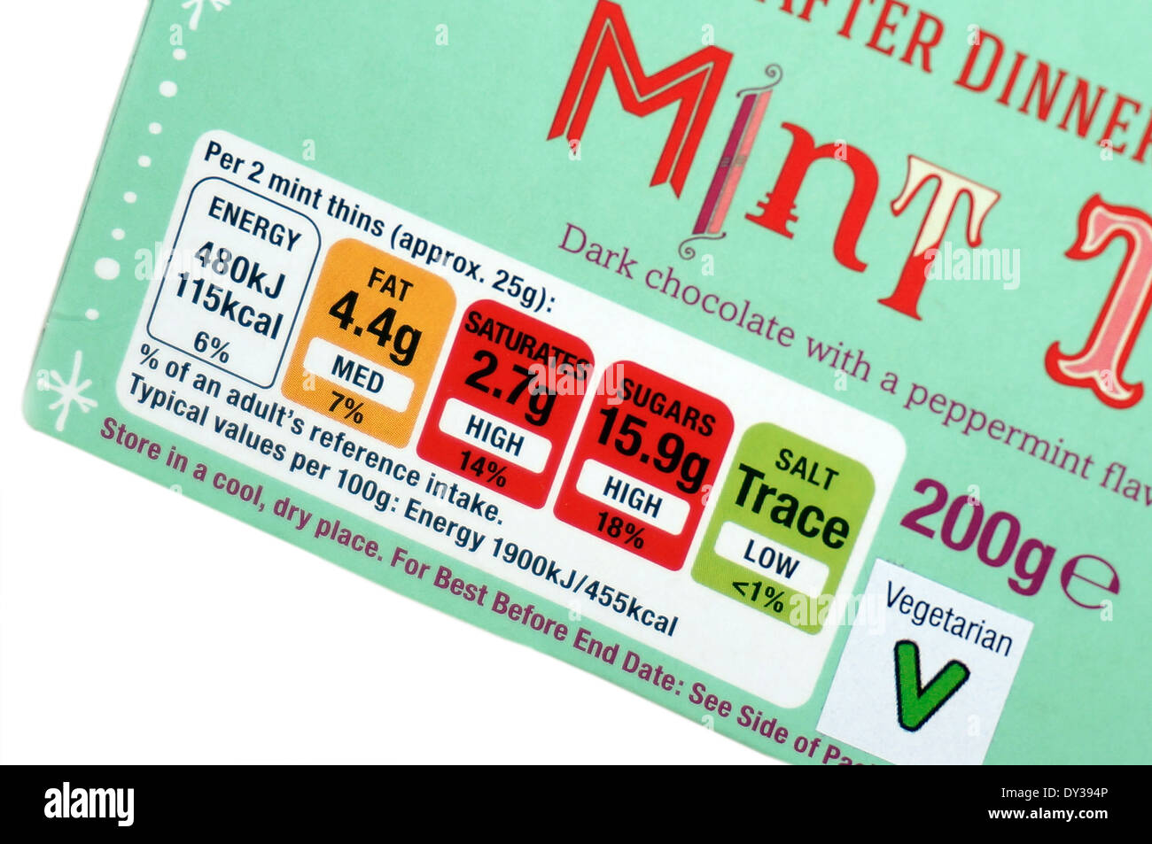 Système de feux de circulation de l'information nutritionnelle des lignes directrices sur une boîte de Co-operative le chocolat noir à la menthe s'amincit Banque D'Images
