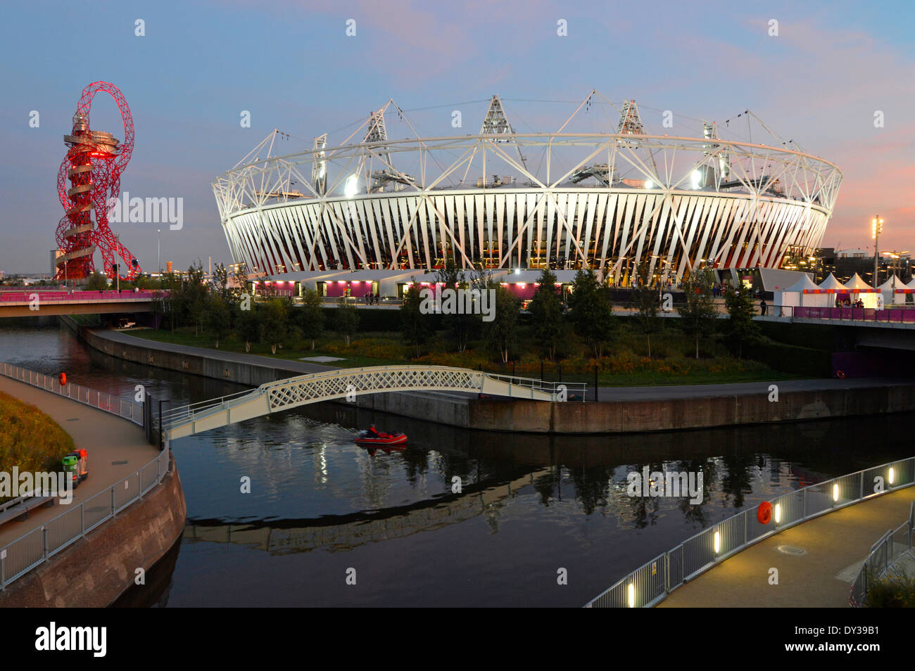 Crépuscule ciel 2012 Parc olympique Jeux paralympiques illuminés projecteur sport Stade des événements et tour Orbit ArcelorMittal Stratford Newham est de Londres ROYAUME-UNI Banque D'Images