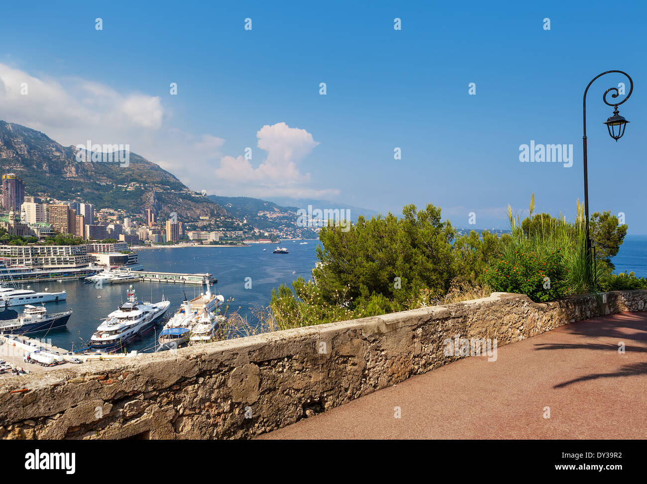 Trottoir avec un lampadaire et voir sur le port hercule et bâtiments de Monte Carlo, Monaco. Banque D'Images