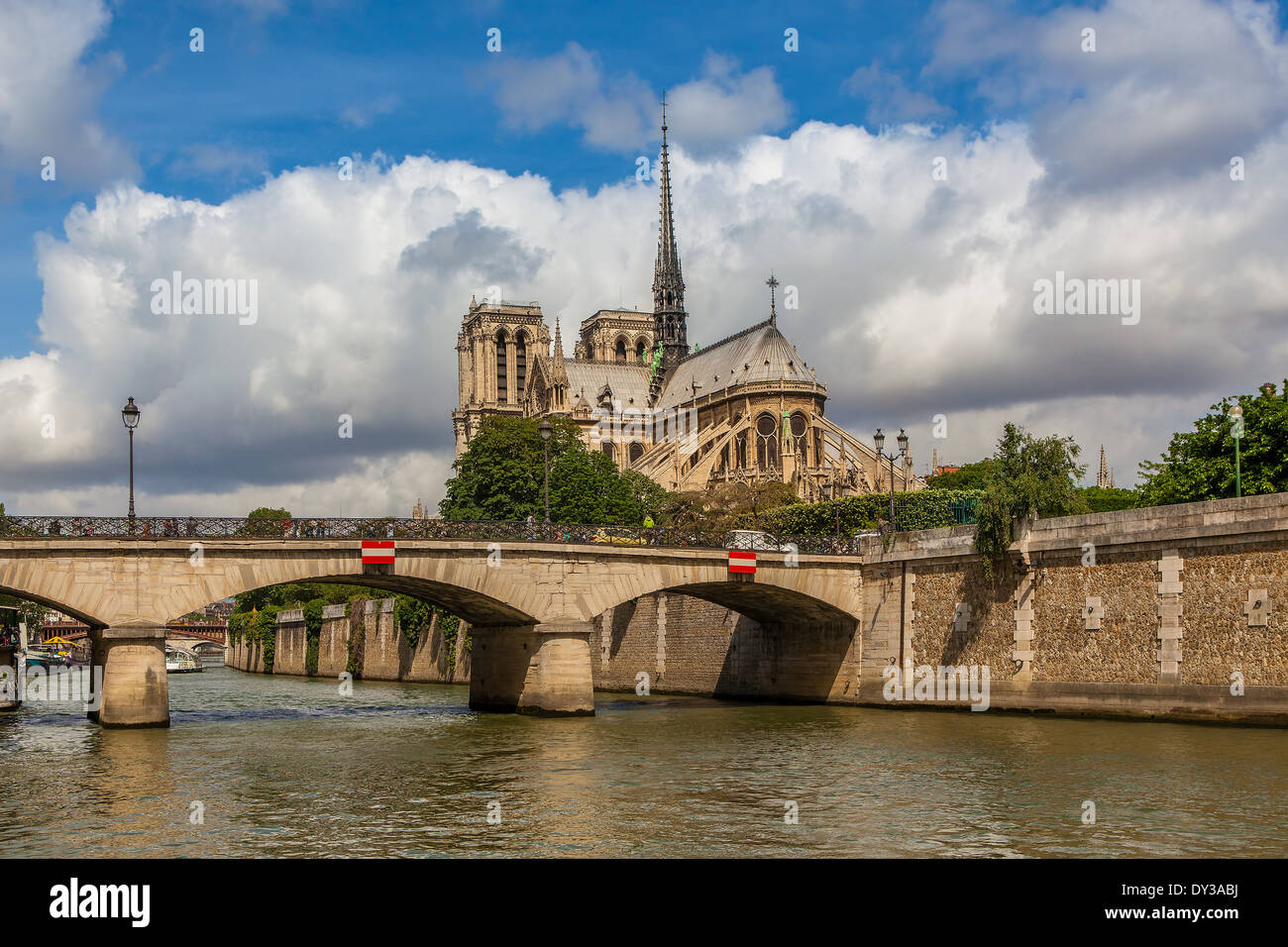 Vue de la célèbre Cathédrale Notre Dame de Paris Belle sous ciel nuageux à Paris, France. Banque D'Images