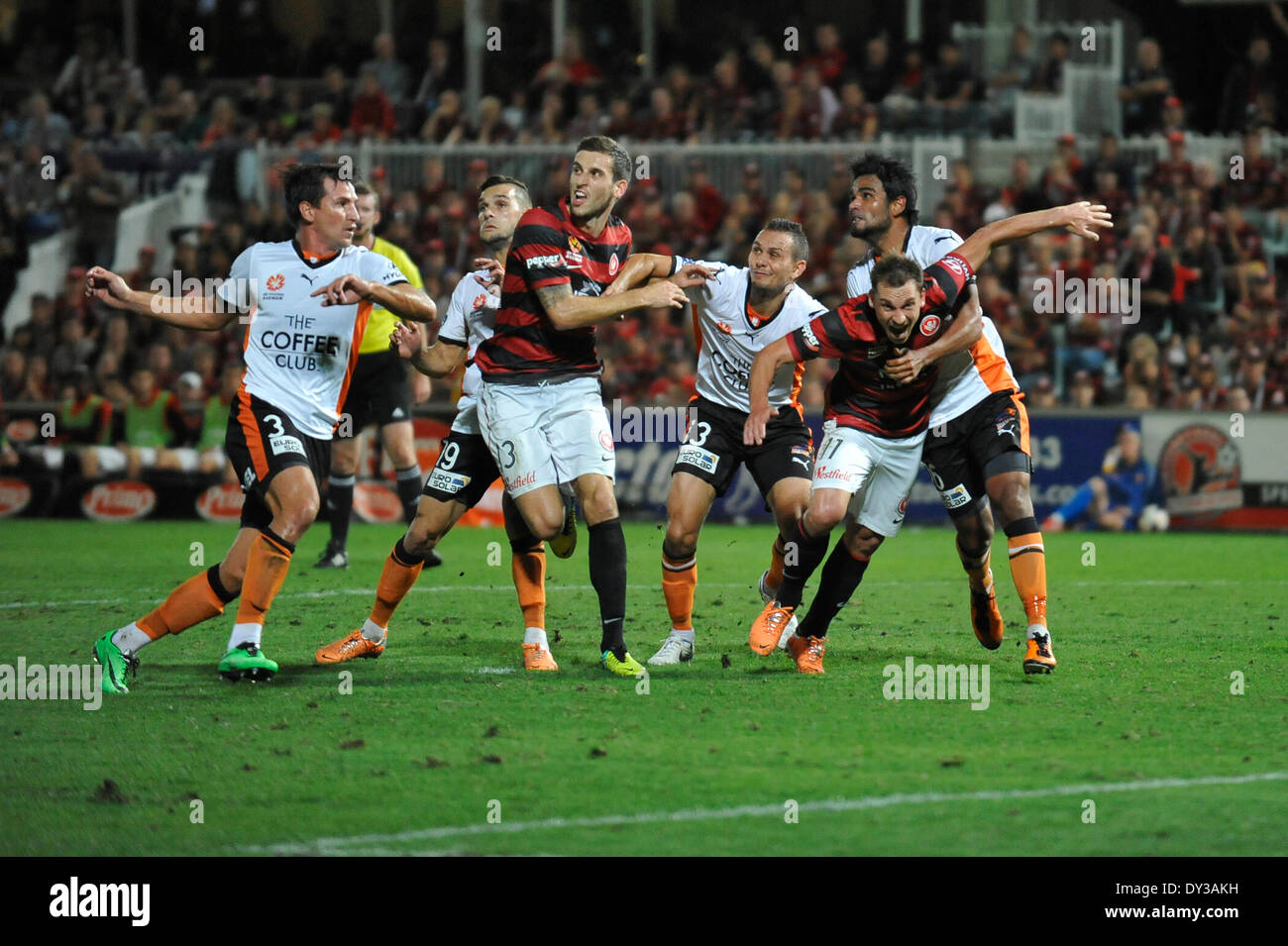 05.04.2014 Sydney, Australie. Goalmouth scramble au cours de la Ligue une Hyundai match entre Western Sydney Wanderers FC et Brisbane Roar FC du Pirtek, Parramatta Stadium. Le jeu s'est terminée par un nul 1-1. Banque D'Images