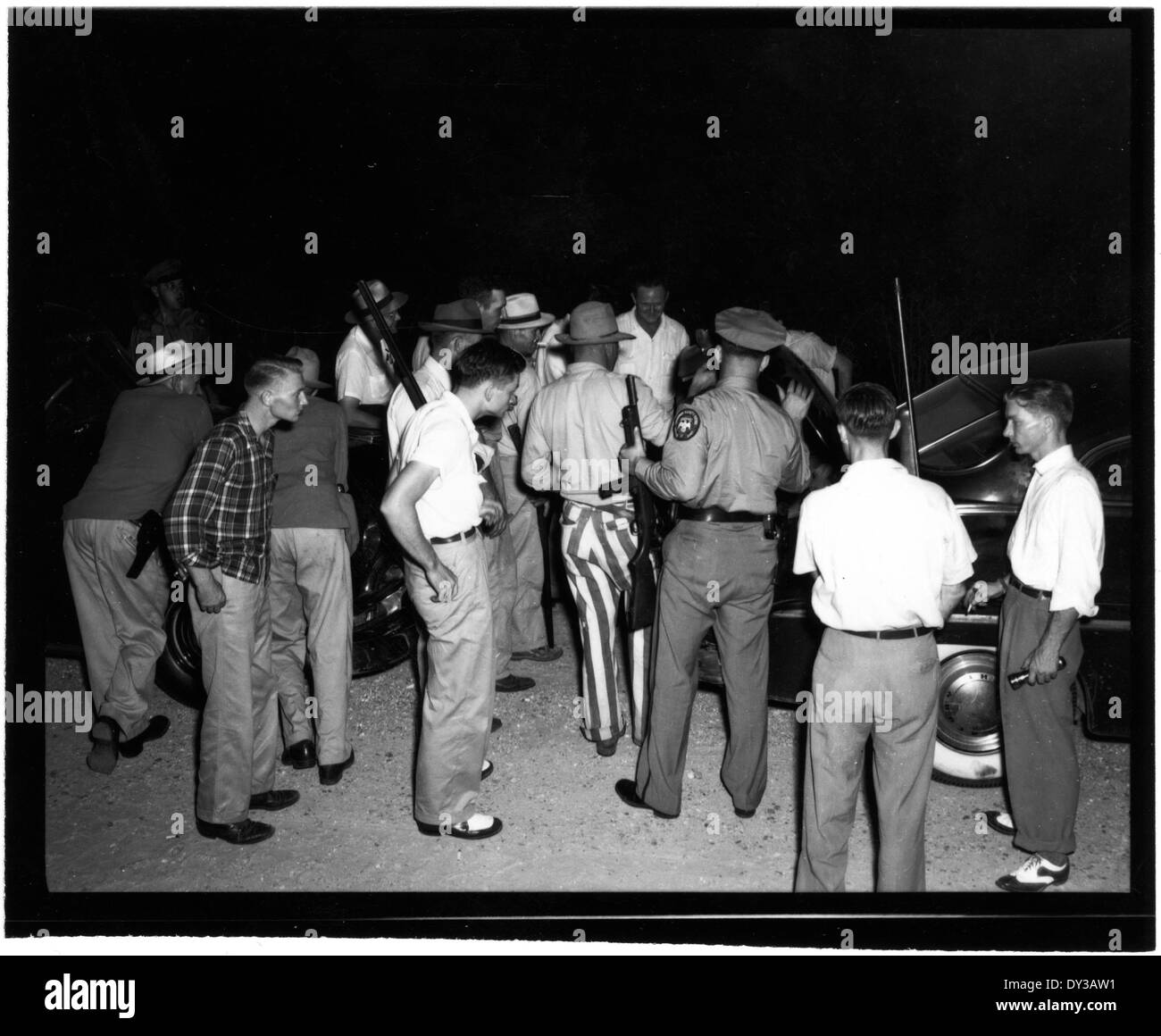 Cette scène nocturne capture la vue d'une ville ou d'un paysage sous faible luminosité, avec des lumières artificielles mettant en évidence les structures ou la nature. L'image présente une vue claire de l'environnement pendant la nuit, avec des bâtiments, des rues ou des éléments naturels visibles dans la faible lumière. Banque D'Images