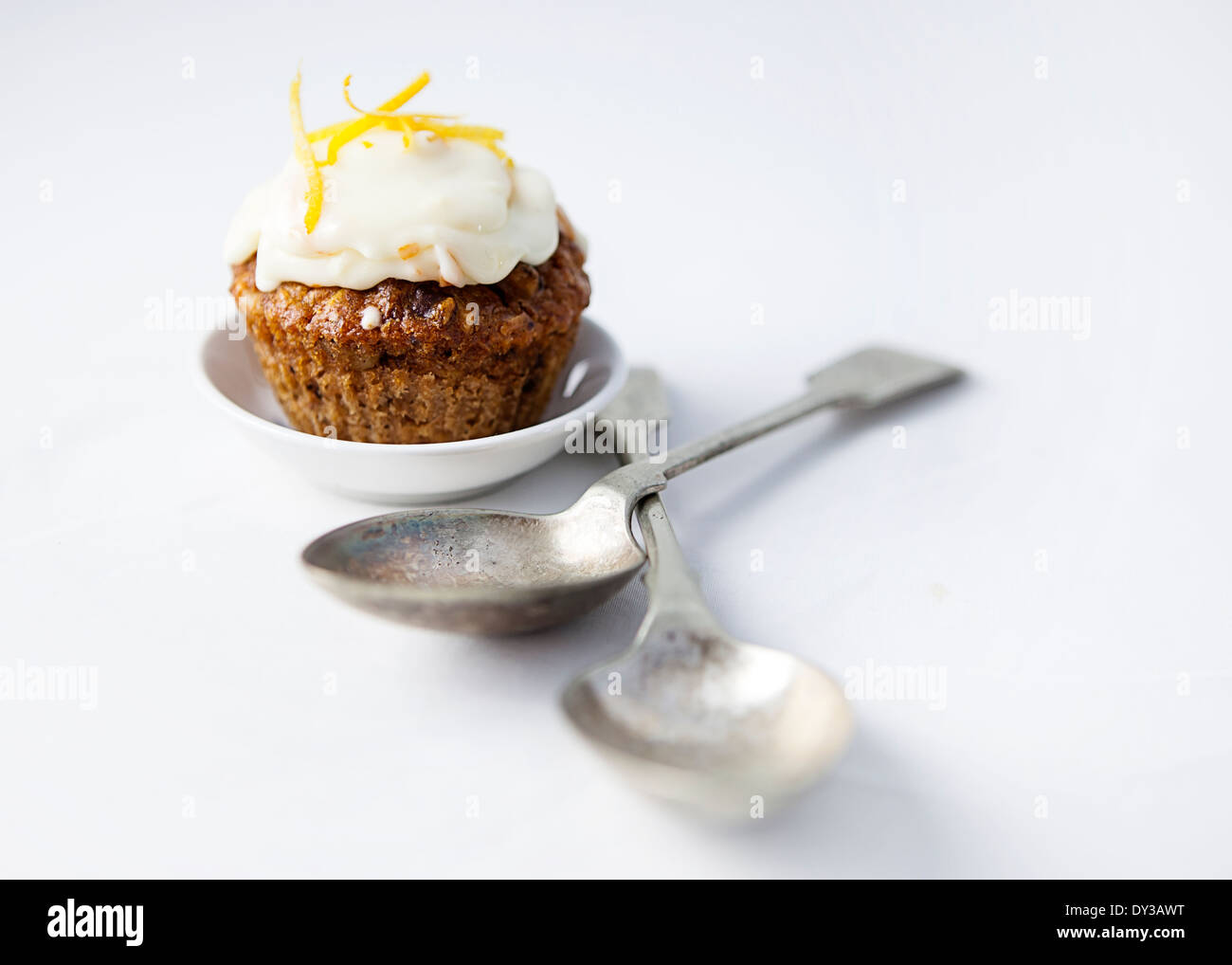 Cupcake gâteau aux carottes avec glaçage au fromage à la crème d'agrumes et vintage cuillères en orientation paysage sur un haut fond clés Banque D'Images