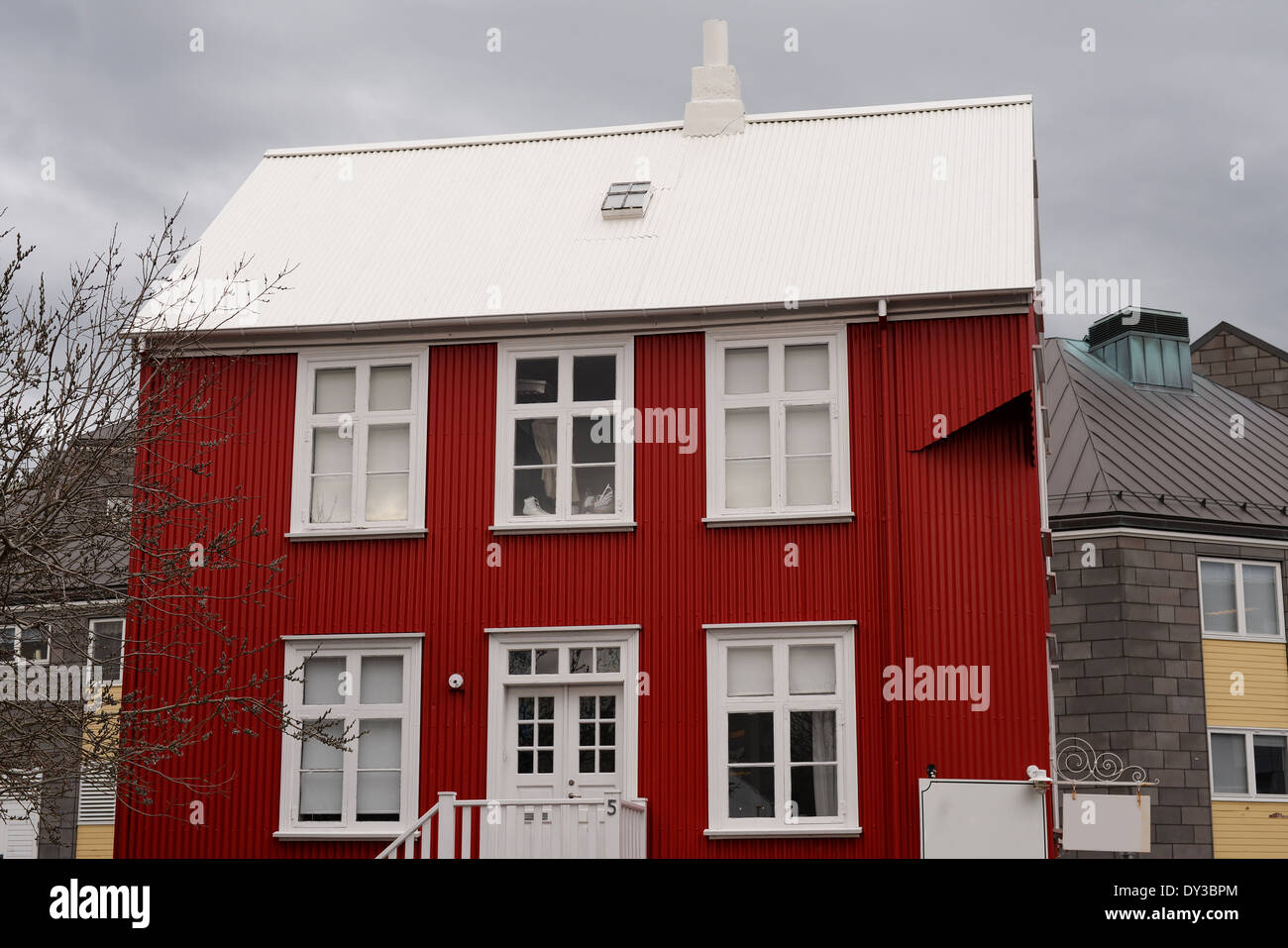 Fun maison rouge dans le centre-ville de Reykjavik, Islande Banque D'Images