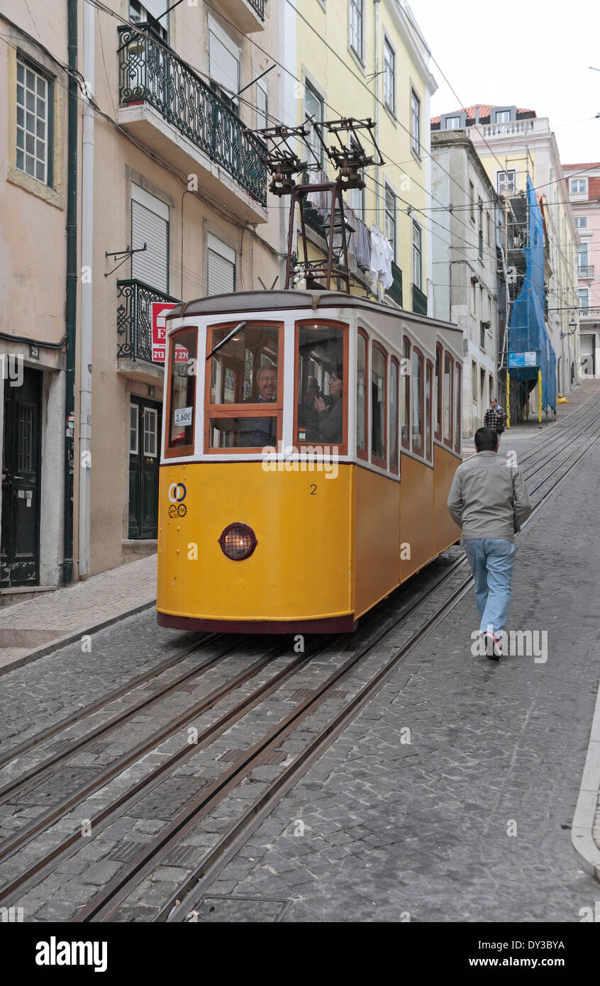 Un tramway jaune sur l'Elevador da Bica (BICA) funiculaire ou, Rua da Bica Duarte Belo de Lisbonne (Lisboa, Portugal). Banque D'Images