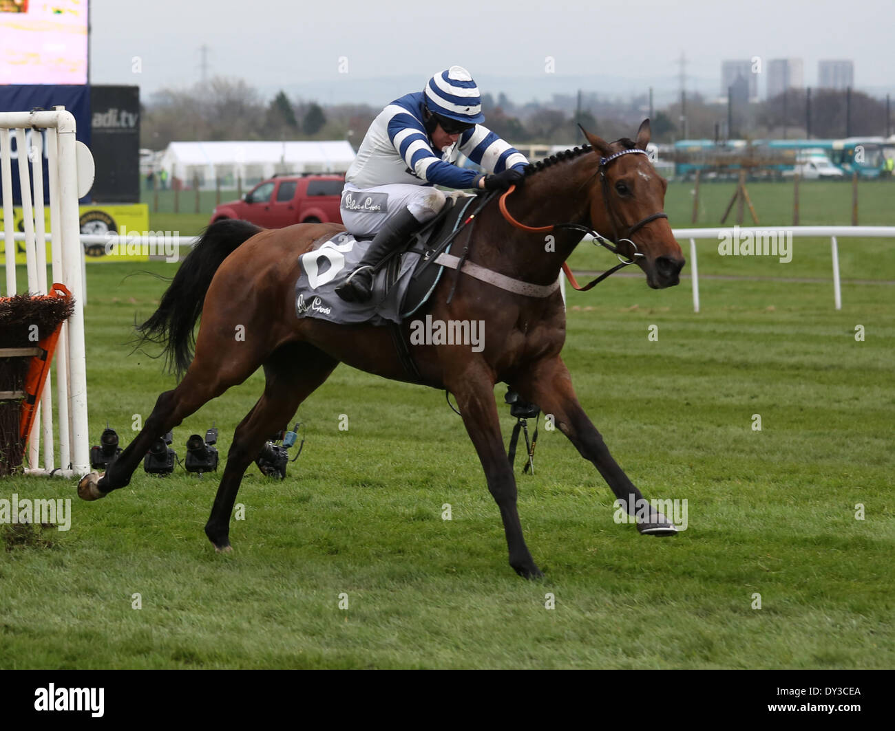 Liverpool, Royaume-Uni. Le 05 Avr, 2014. Whisper sous Barry Geraghty remporte la course de haies qui sont restés, la croix d'argent au cours de la troisième journée des trois jours de réunion Grand National Hippodrome Aintree Credit : Action Plus Sport/Alamy Live News Banque D'Images