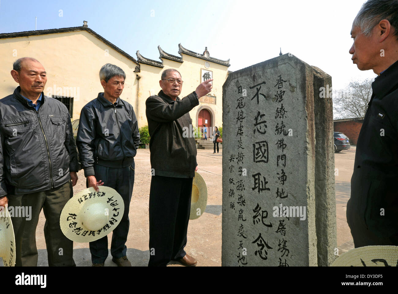 (140405) -- YIWU, 5 avril 2014 (Xinhua) -- Les membres d'un groupe à la recherche d'indemnisation demandeur chinois par le gouvernement japonais pour les dommages découlant de l'utilisation de guerre bactériologique durant la guerre d'agression du Japon sur la Chine, le deuil des victimes dans la ville de Yiwu Village Chongshan east, Province de Zhejiang en Chine, le 5 avril 2014. Une activité commémorant les victimes tuées dans les guerres bactériologiques du Japon il y a 72 ans a eu lieu à Chongshan Village le samedi, qui a marqué le Festival Qingming, un festival traditionnel Chinois pour rendre hommage à la fin de la famille. En 1942, l'armée japonaise a mené une vaste plaie wa Banque D'Images