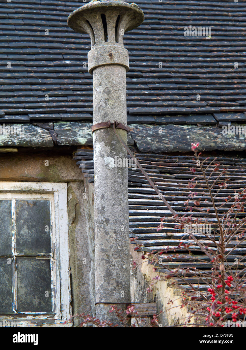 Vieux Mur et cheminée cottage anglais Banque D'Images