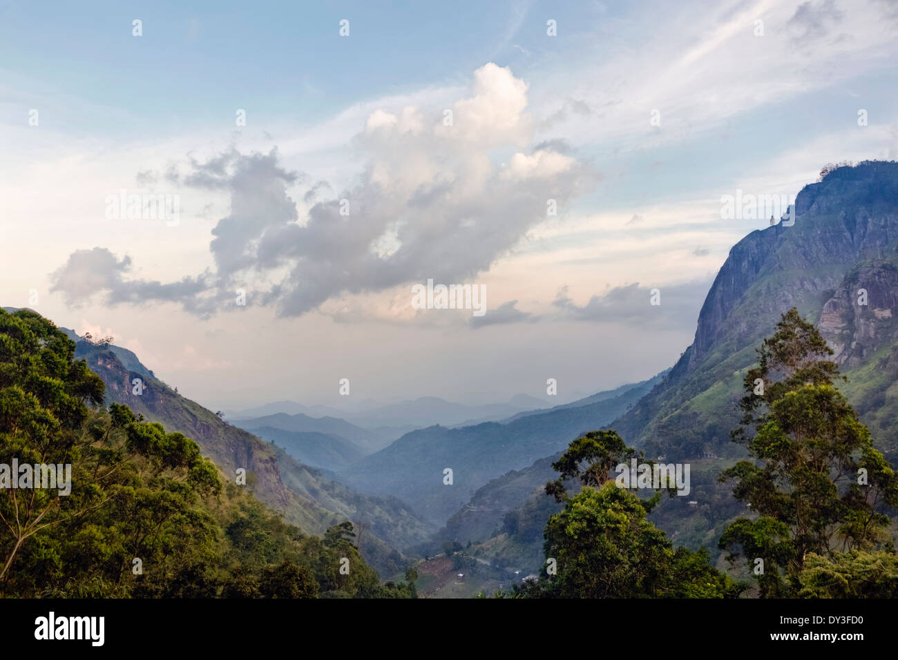 Ella, Hautes terres centrales, au Sri Lanka. Vue sur la vallée d'Ella Gap, coucher du soleil Banque D'Images