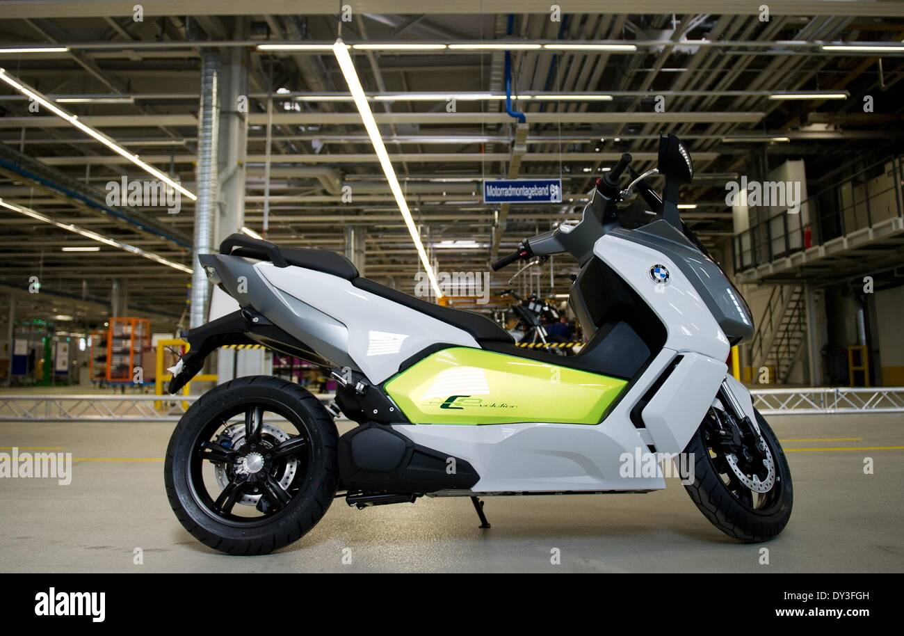 Le 'C' de l'évolution d'un scooter électronique est pcitured dans l'usine moto  BMW à Berlin, Allemagne, 03 avril 2014. L'évolution 'C' est le premier  scooter électronique d'un constructeur automobile allemand. Photo :