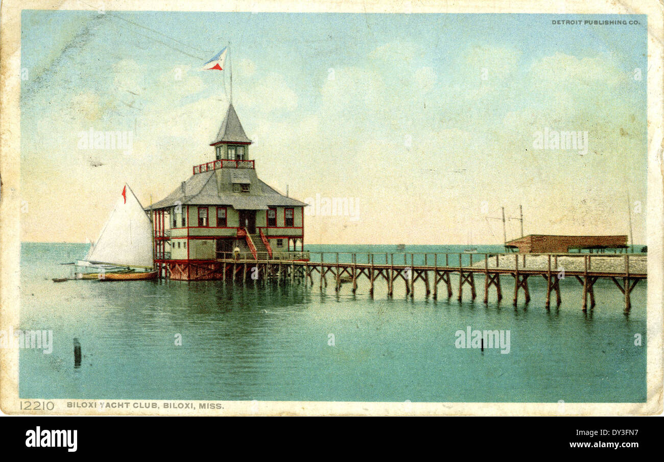 Le Biloxi Yacht Club, situé à Biloxi, Mississippi, est montré avec un ciel bleu clair et l'eau, mettant l'accent sur la culture côtière et récréative de la région. Banque D'Images