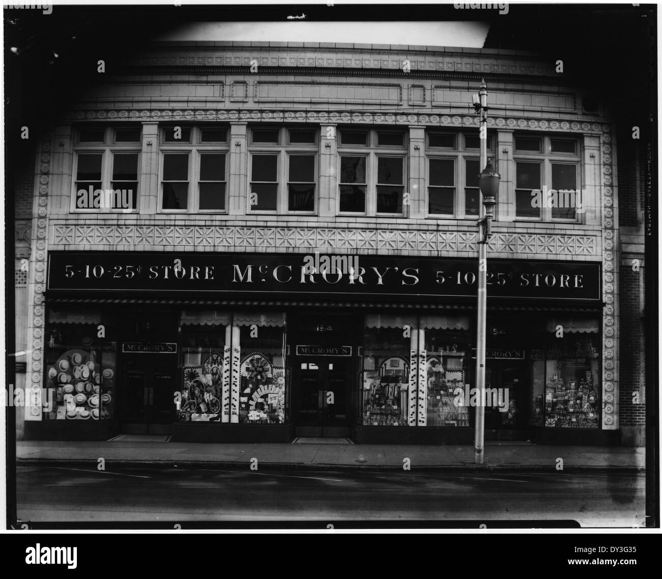 Cette photographie montre McCrory's 5-10-25 cent Store, une chaîne populaire de magasins de cinq cents, en 1937. Le magasin était connu pour sa grande variété de produits abordables. Banque D'Images