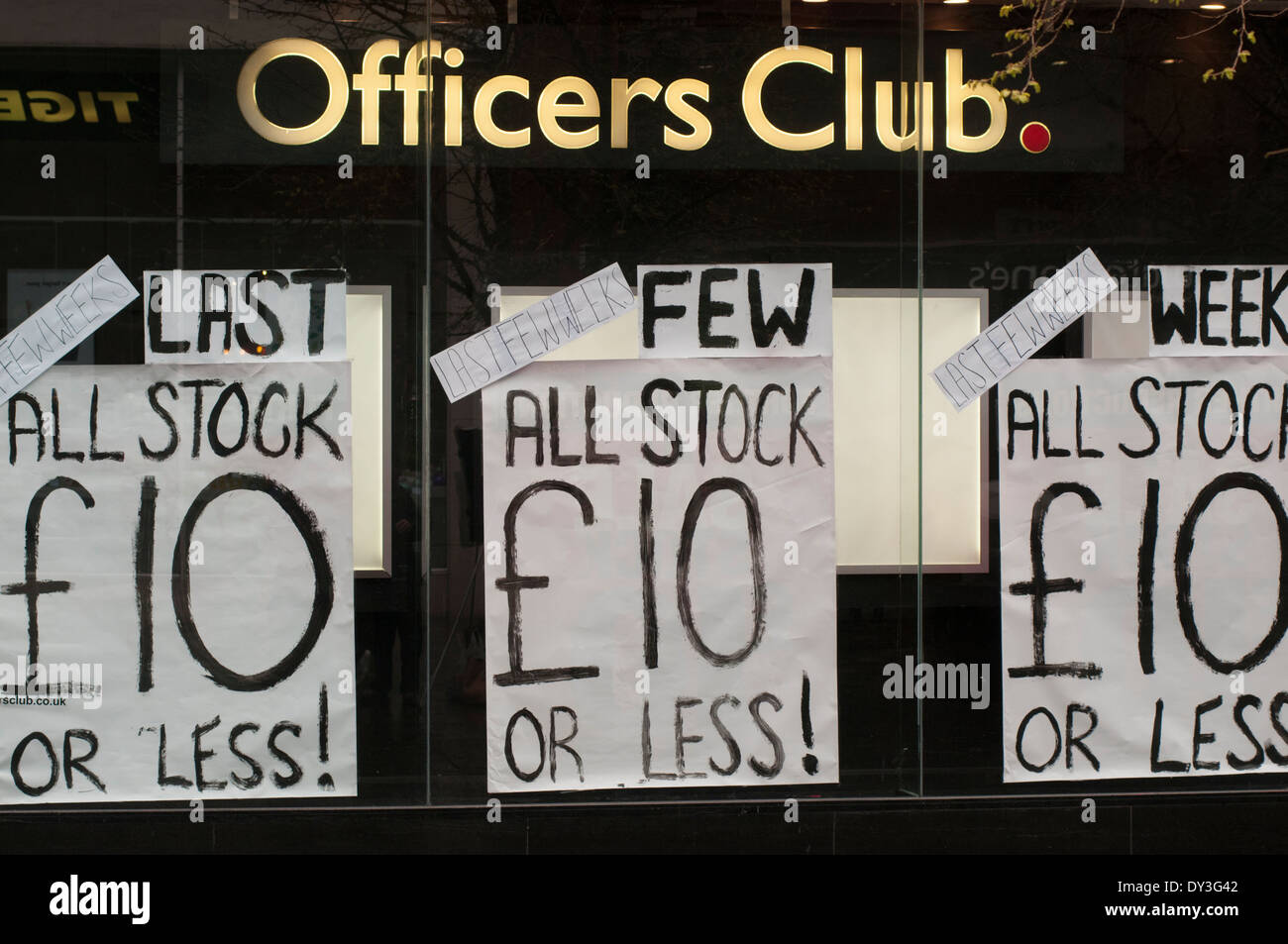 Vente panneaux dans une boutique du Club des Officiers/des personnes qui se passé. Banque D'Images