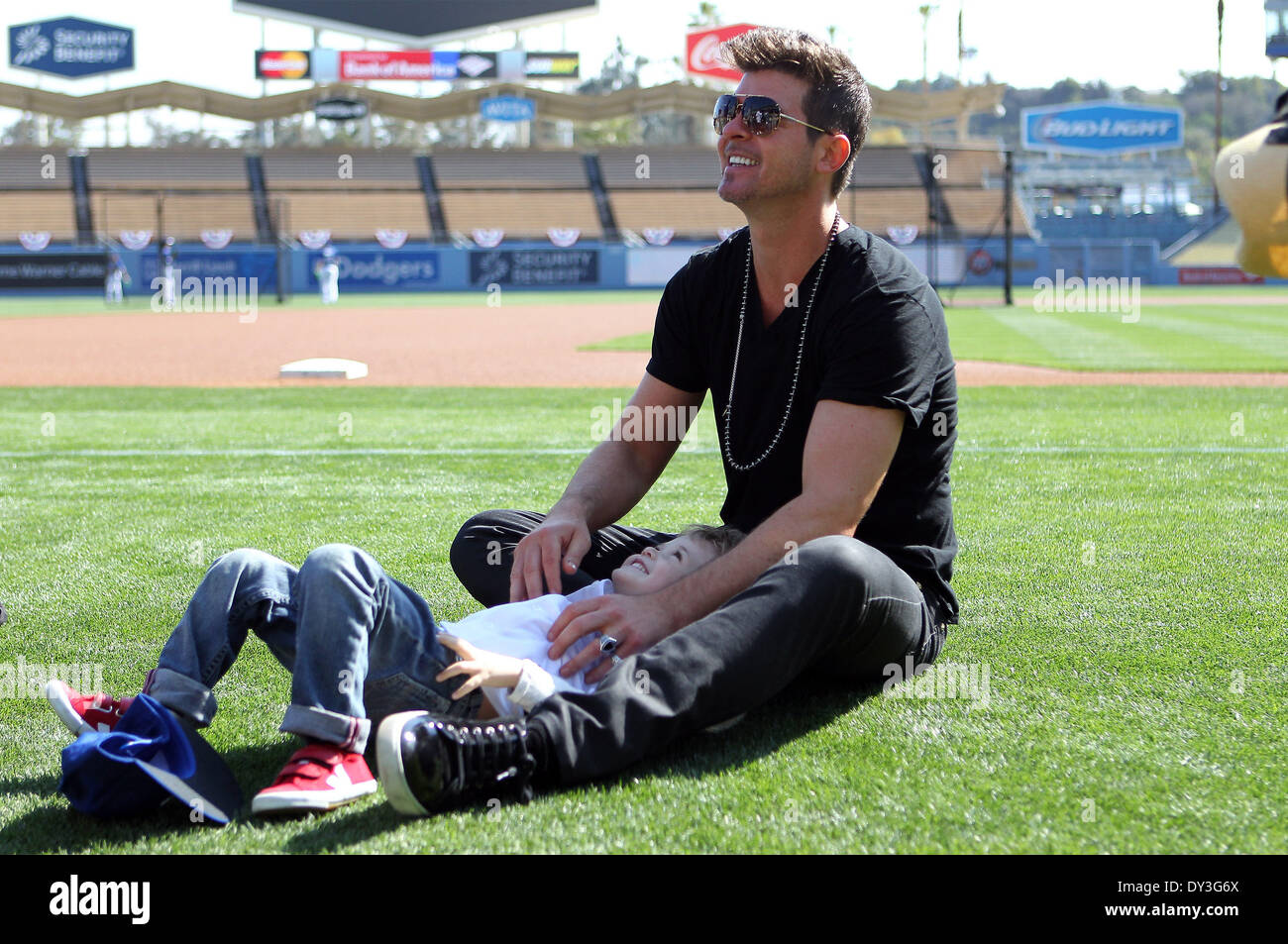 Los Angeles, Californie, USA. 5ème apr 2014. 5 avril 2014 Los Angeles, Californie : Robin Thicke bénéficie d'un peu de temps avec son fils Julian avant le principal Ligue base-ball match entre les Giants de San Francisco et Les Dodgers de Los Angeles au Dodger Stadium le 5 avril 2014 à Los Angeles, Californie. Rob Carmell/CSM/Alamy Live News Banque D'Images