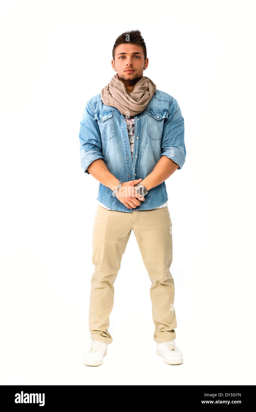 Beau jeune homme debout avec chemise en jean et foulard, looking at camera, isolé Banque D'Images