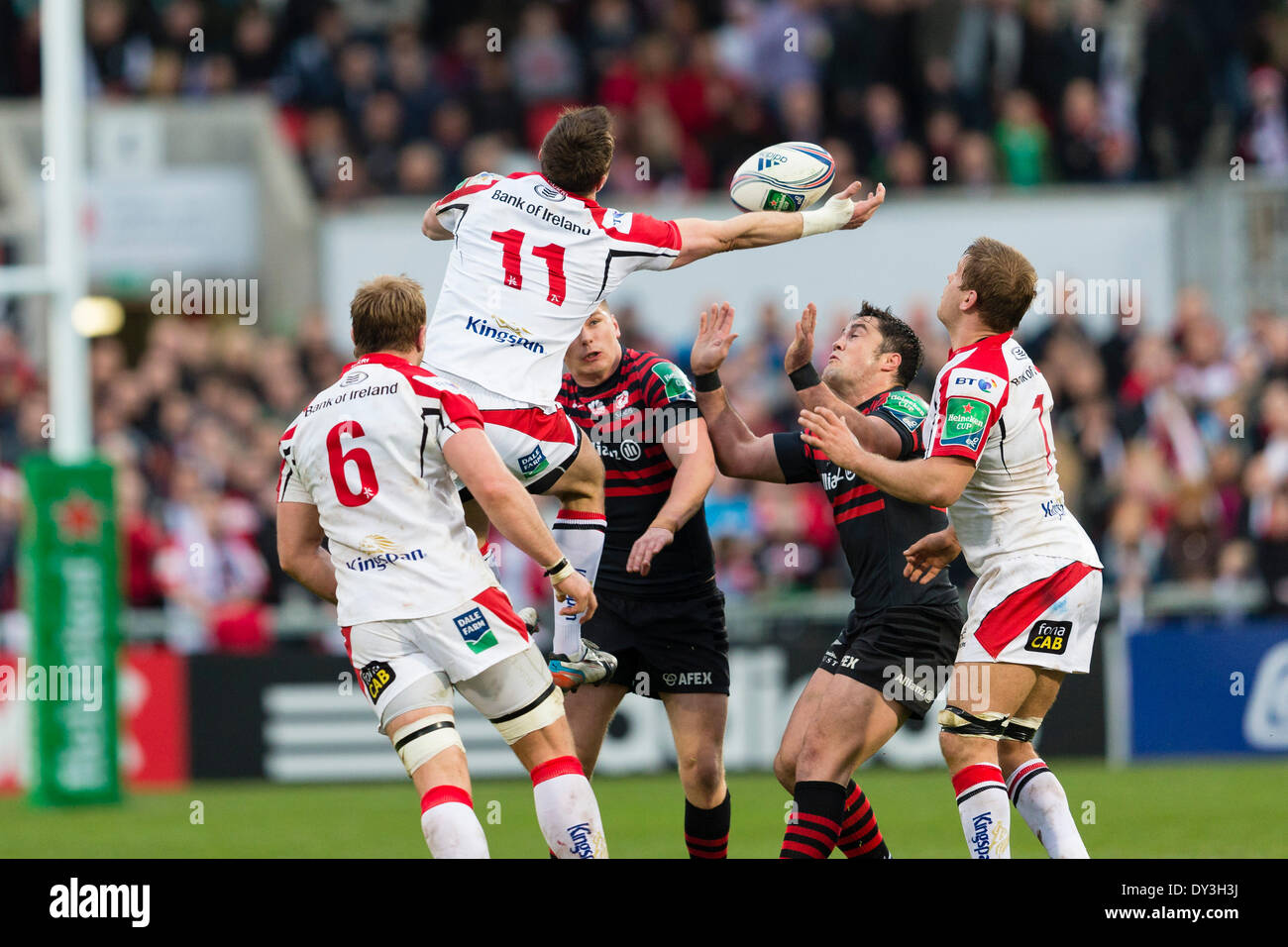 Belfast, N.Ireland. Le 05 Avr, 2014.L'ailier Tommy BOWE Ulster (11) tente de demander un ballon sous la pression de Sarrasins center Brad BARRITT (droite) &AMP ; Sarrasins outhalf Owen FARRELL (centre) au cours de la Heineken Cup entre Ulster Rugby remporteront et Saracens à Ravenhill Stadium Crédit : Action Plus de Sports/Alamy Live News Banque D'Images