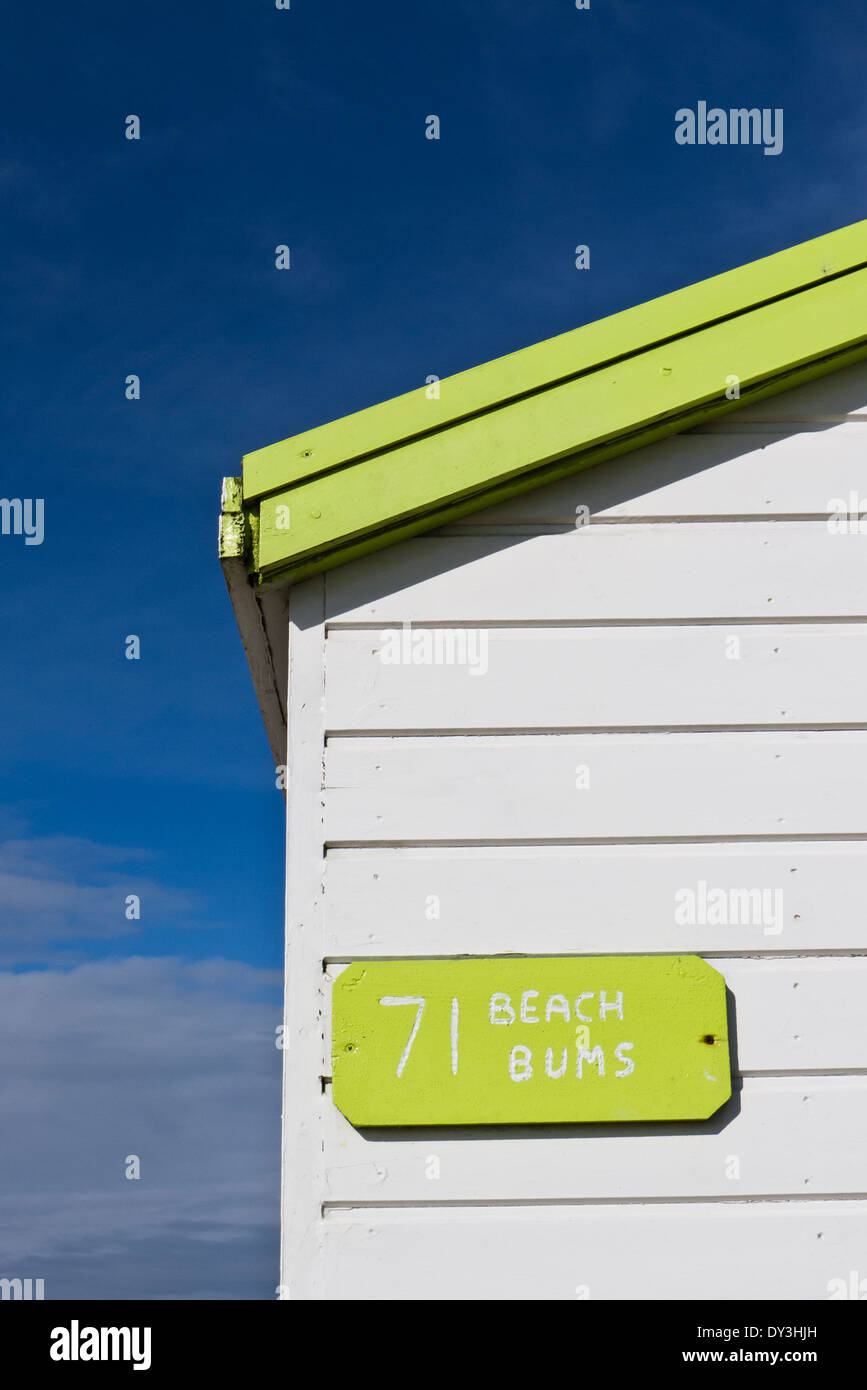 'Beach Bums' signe sur une cabane de plage blanc et vert. Banque D'Images