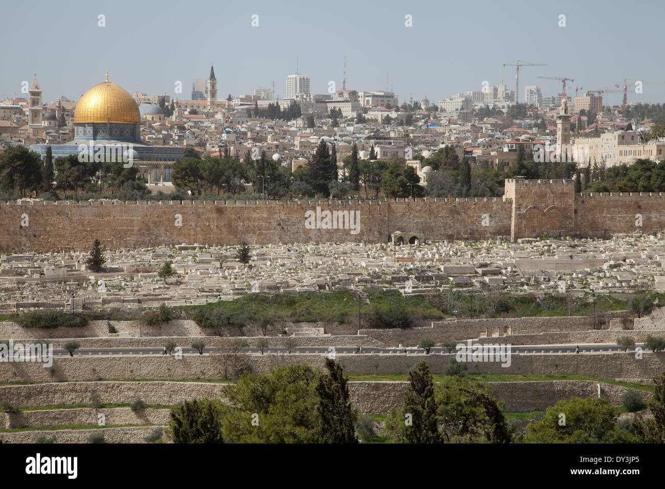 Vue depuis le mont des Oliviers sur le dôme du Rocher et les murs de la vieille ville, Jérusalem, Israël. Banque D'Images
