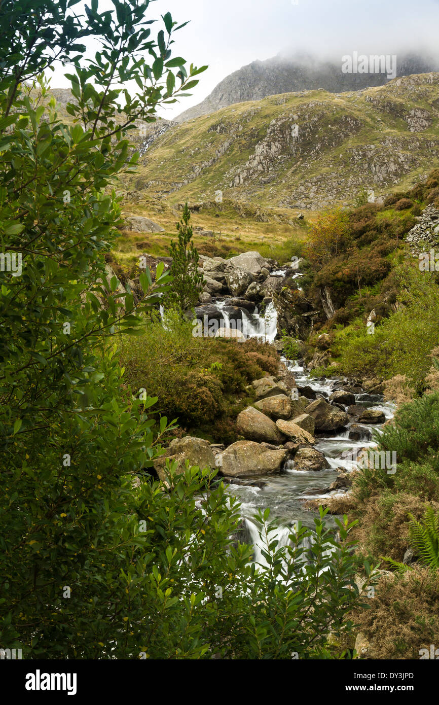 Stream écrouler du lac Ogwen Idwal, chalet, le nant Ffrancon Valley, Gwynedd, Pays de Galles, Royaume-Uni Banque D'Images