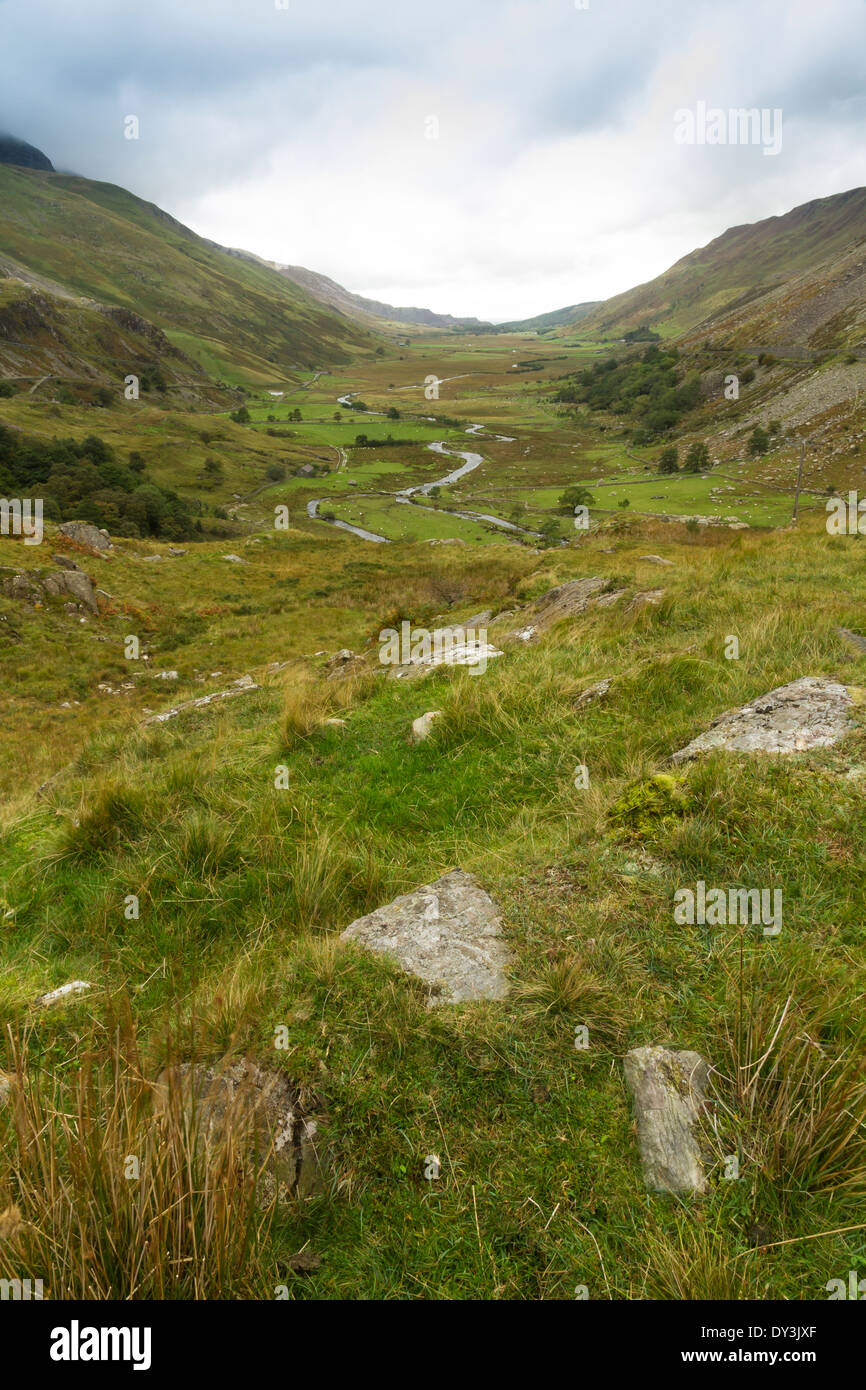 À la recherche de l'ouest paysage Ogwen Cottage, le nant Ffrancon Valley, Gwynedd, Pays de Galles, Royaume-Uni Banque D'Images