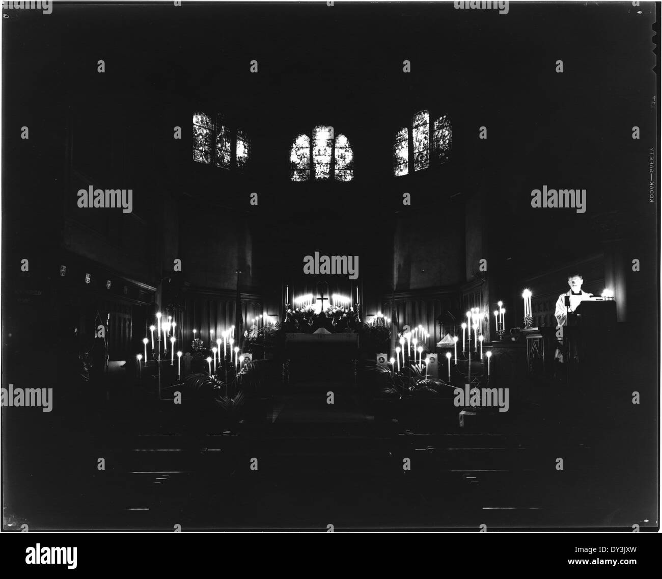 Cette photographie capture un service du jeudi Saint à l’église épiscopale d’Andrews le 3 avril 1947. L'événement fait partie de l'observance chrétienne de la dernière Cène, commémorant le lavage des pieds des disciples par Jésus. Banque D'Images