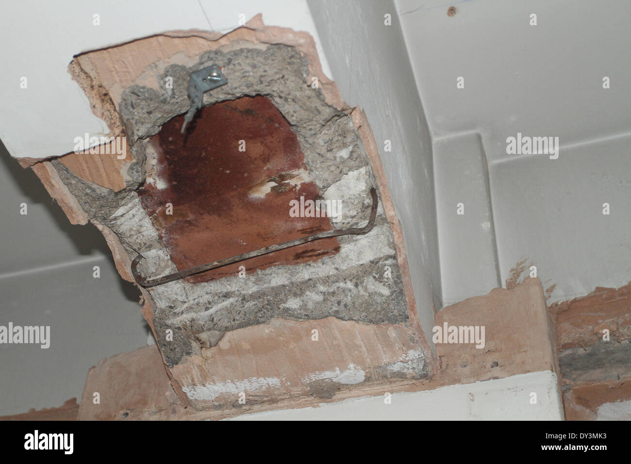 La section de béton plâtre enlevé pour permettre à un ingénieur en structures d'inspecter l'état d'un faisceau d'acier de janvier 2014 Banque D'Images