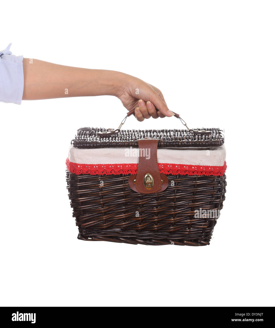 La main avec sac panier en osier tissu isolé sur fond blanc Banque D'Images