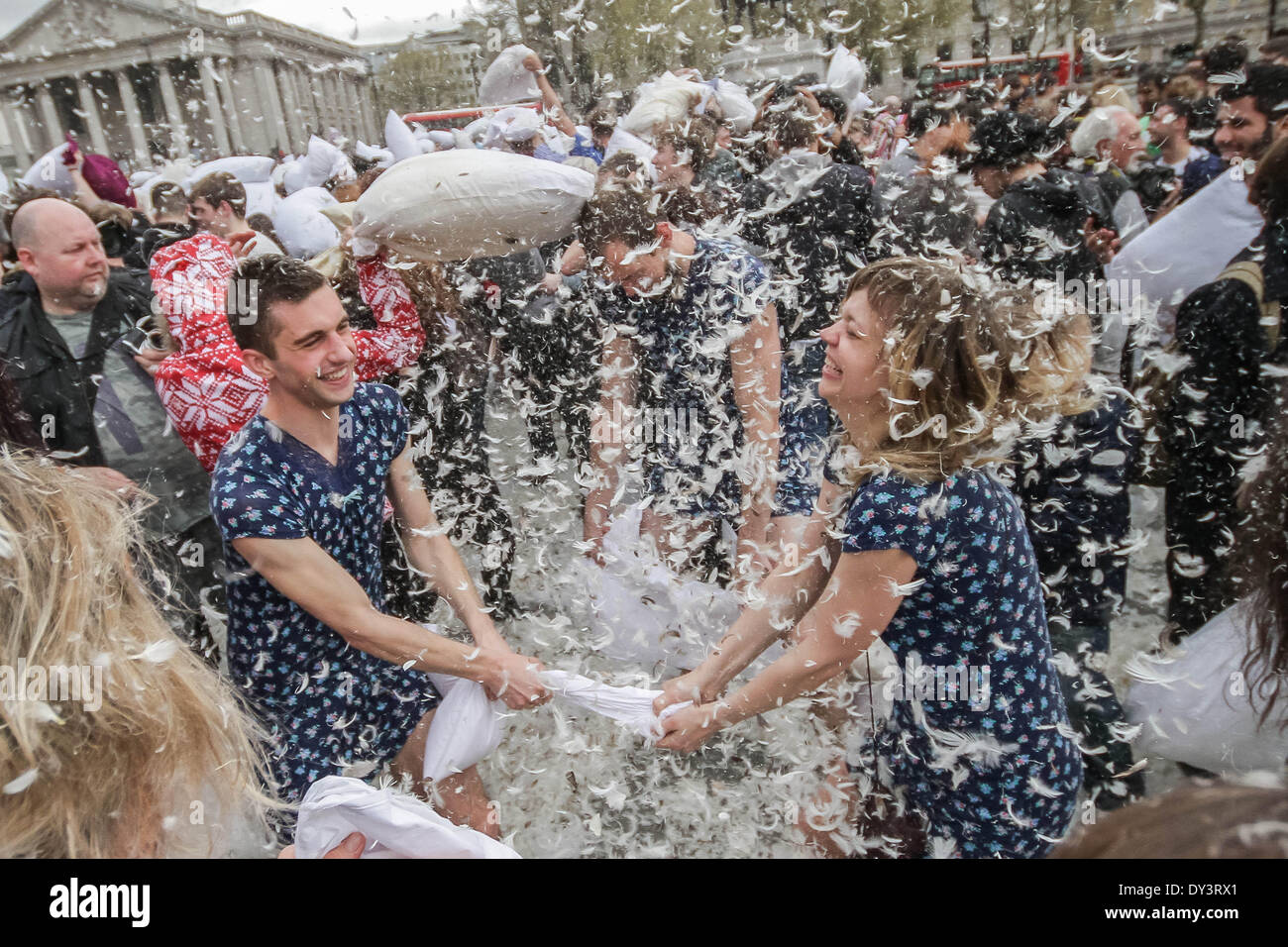 Londres, Royaume-Uni. 5 avril, 2014. Des centaines d'assister à la sixième journée International Pillow Fight à Trafalgar Square. Crédit : Guy Josse/Alamy Live News Banque D'Images