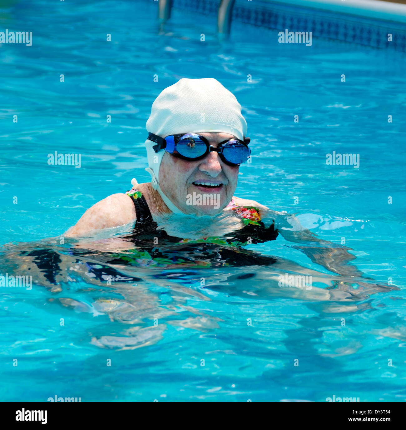 Une personne âgée femme en maillot de bain, lunettes de natation