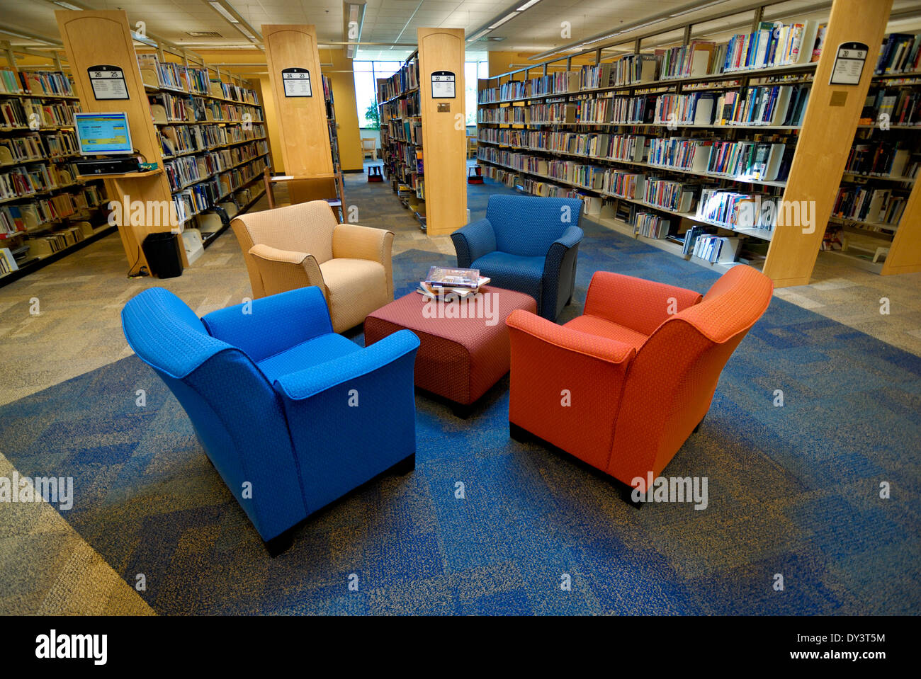 Des chaises confortables dans un coin salon pour la lecture à la Bibliothèque publique de Northland, à Pittsburgh, en Pennsylvanie. Banque D'Images