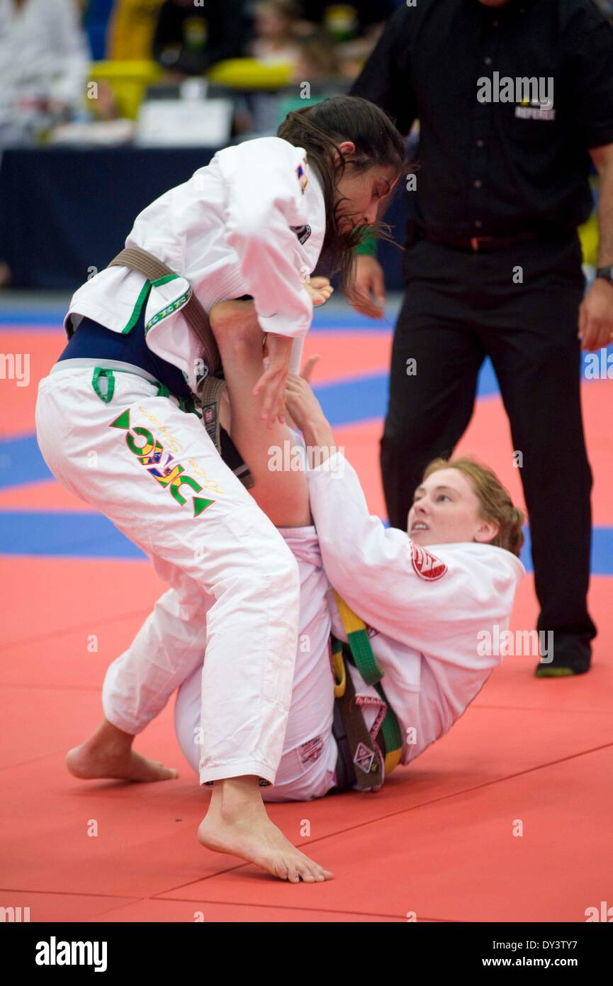 Boston, USA. Le 05 Avr, 2014. Brésilien Jutitsu IBJJ Boston Ouvrir tournoi organisé à Umass Boston University Campus. Master 3 division absolue match de championnat. La division des femmes ceinture marron Crédit : Eric Fowke/Alamy Live News Banque D'Images