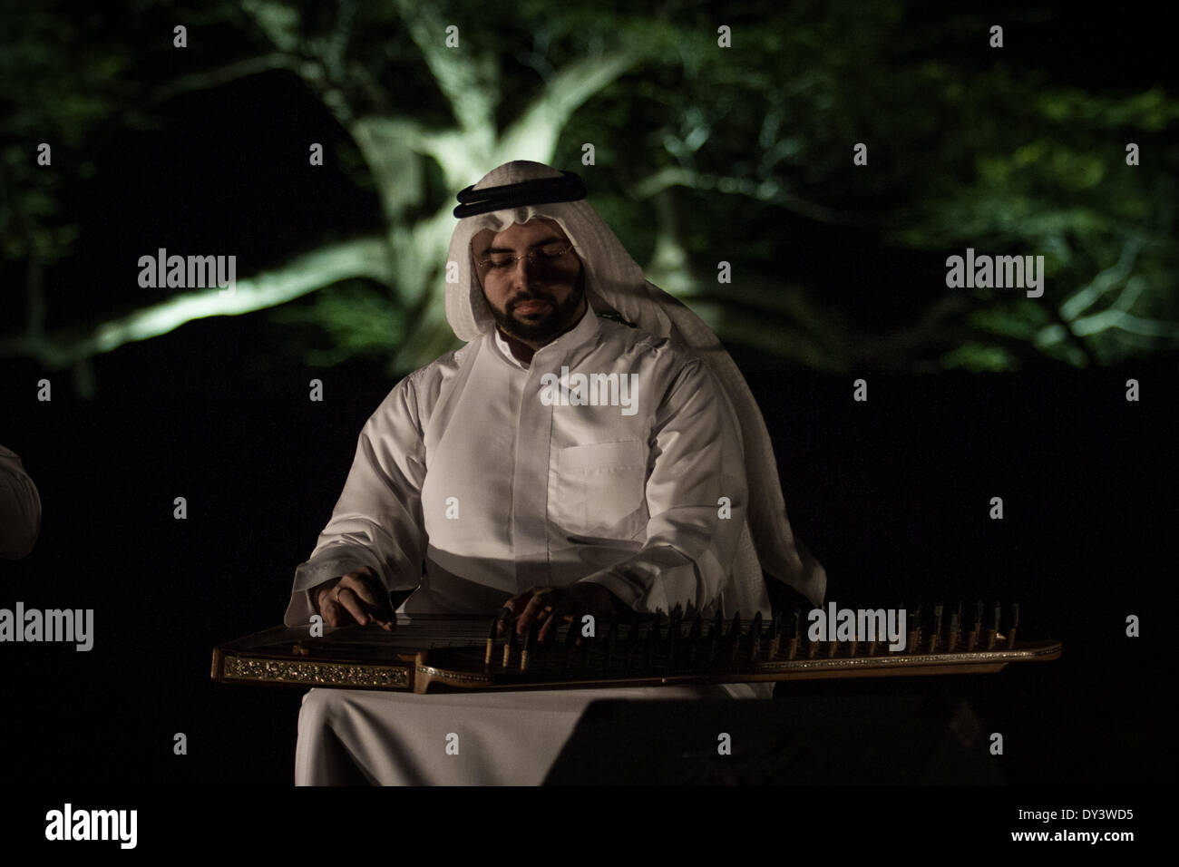 Sukheer, Bahreïn. Le 05 Avr, 2014. Le ministère de la Culture à Bahreïn a mis en place les concerts à l'occasion de l'inauguration du siège de l'arbre de vie le 5 avril 2014, à environ 42 km au sud de Manama Crédit : Hussain Albahrani/PACIFIC PRESS/Alamy Live News Banque D'Images