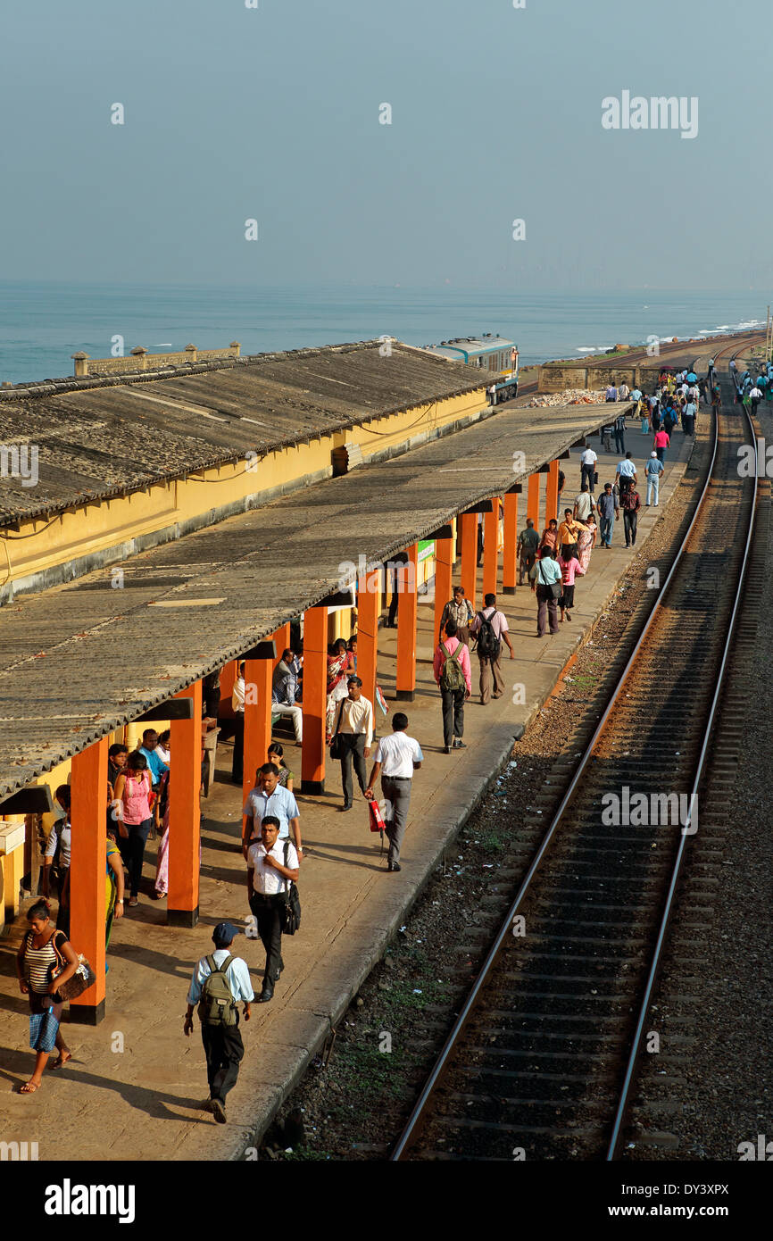 Train à la gare Bambalapitiya avec les usagers sur leur façon de travailler à Colombo, Sri Lanka Banque D'Images