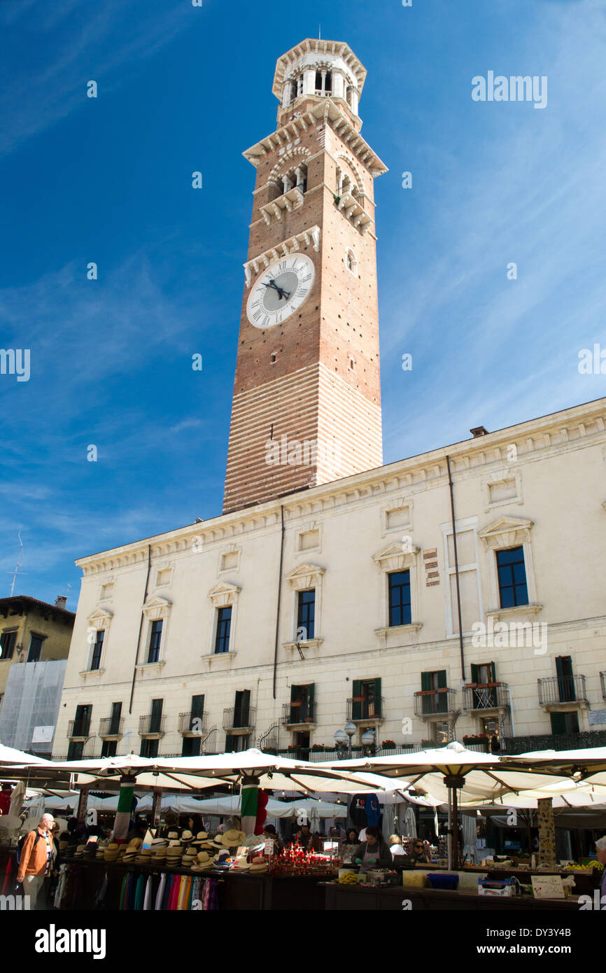 Avril 26,2012.Verone,.piazza delle Erbe.vista della Torre dei Lamberti Banque D'Images
