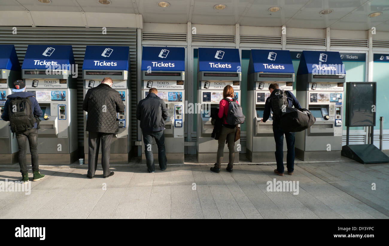 Les banlieusards de Londres les gens d'acheter des billets de train sur rail des machines en dehors du Pont de Londres Gare à Londres Angleterre Royaume-uni KATHY DEWITT Banque D'Images