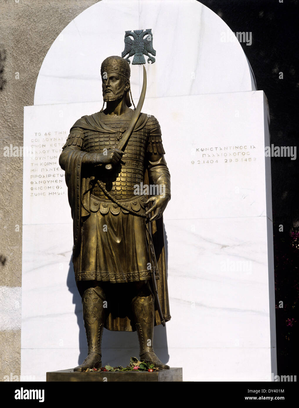 Statue de Constantin XI Paléologue extérieur Cathédrale Métropolitaine d'Athènes, Grèce Banque D'Images Statue de Constantin XI Paléologue extérieur Cathédrale Métropolitaine d'Athènes, Grèce Banque D'Images