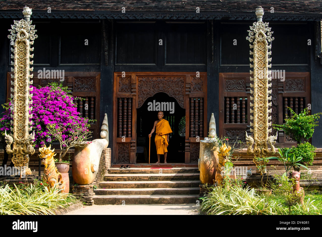Chiang Mai, Thaïlande - 12 décembre 2013 - vieux moine assis à côté de la porte d'un ancien temple (Wat Lok Moli) Banque D'Images