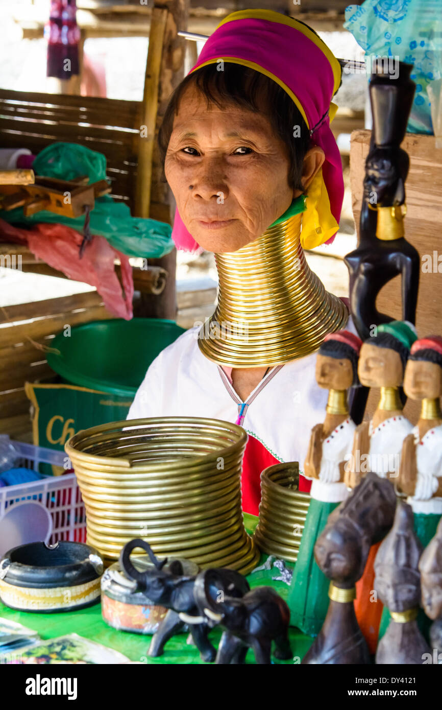 Chiang Mai, Thaïlande - 09 décembre 2013 : long cou Femme Kayan, un sous-groupe du peuple Karen rouge. Les femmes Kayan dire que porter les bagues est l'identité culturelle et associés à la beauté. Banque D'Images
