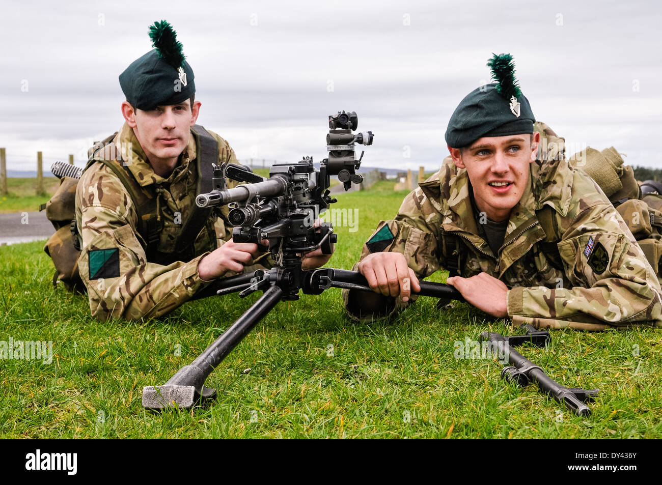 Deux soldats du 2e régiment Royal Irish Batt avec mitrailleuse un MP () Banque D'Images