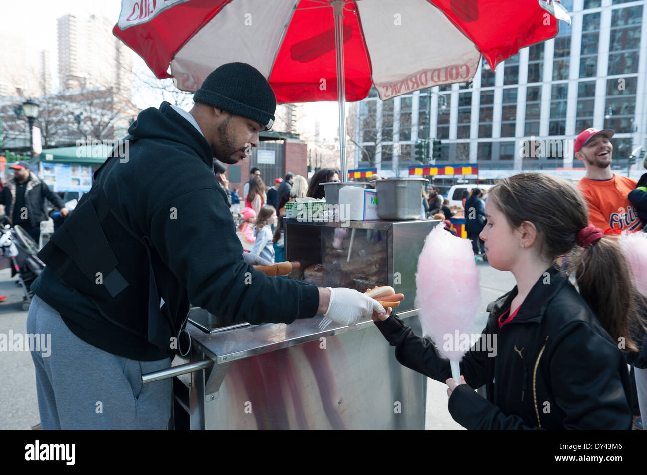 Un vendeur de hot-dog à un carnaval dans le sud de Manhattan, New York City. Banque D'Images