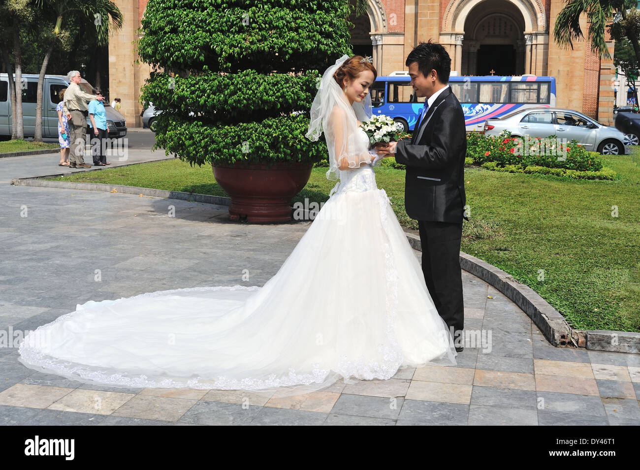 Photos de mariage à l'extérieur de la cathédrale Notre-Dame et la Poste Centrale de Saigon au Vietnam Banque D'Images
