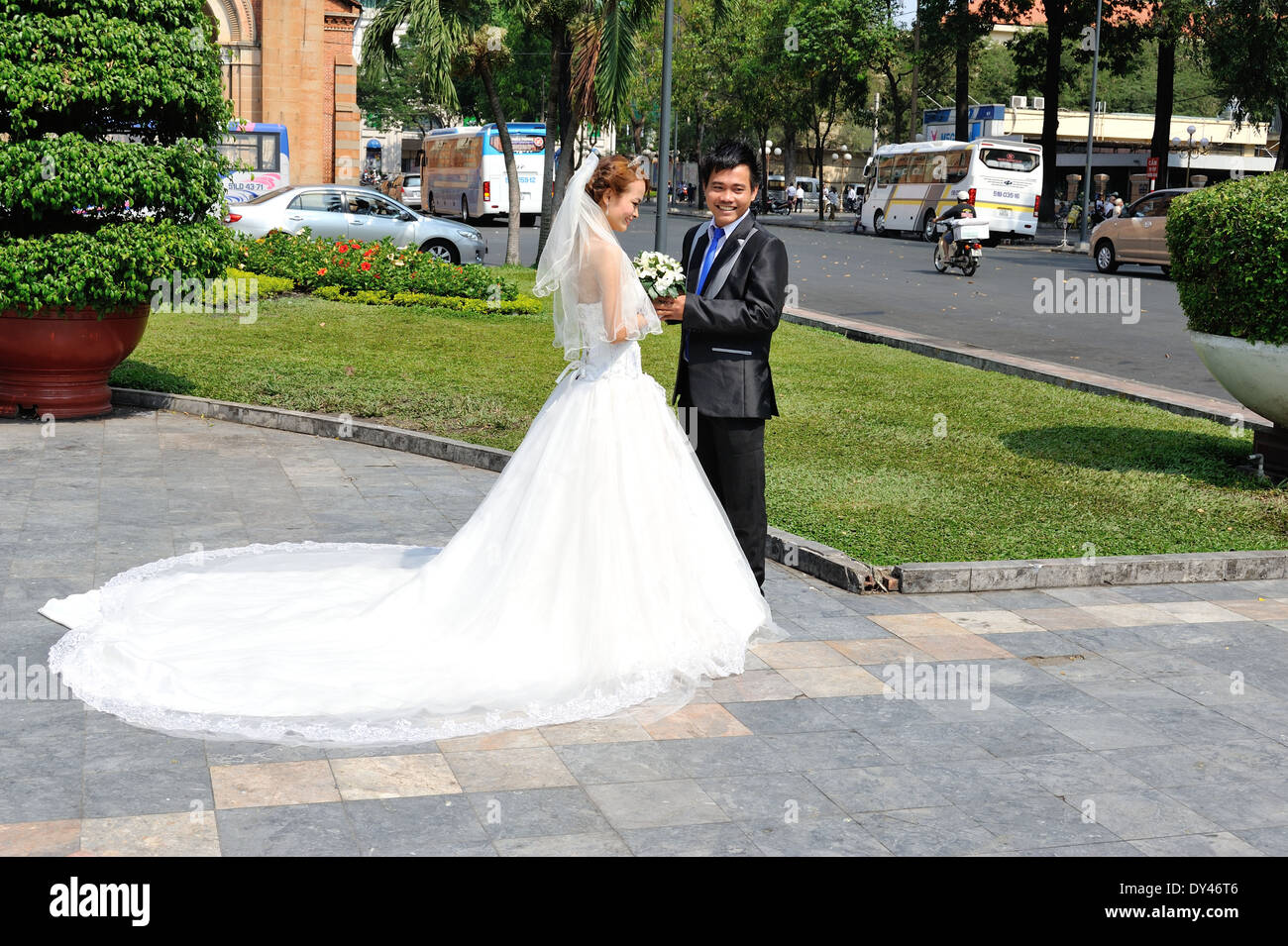 Photos de mariage à l'extérieur de la cathédrale Notre-Dame et la Poste Centrale de Saigon au Vietnam Banque D'Images