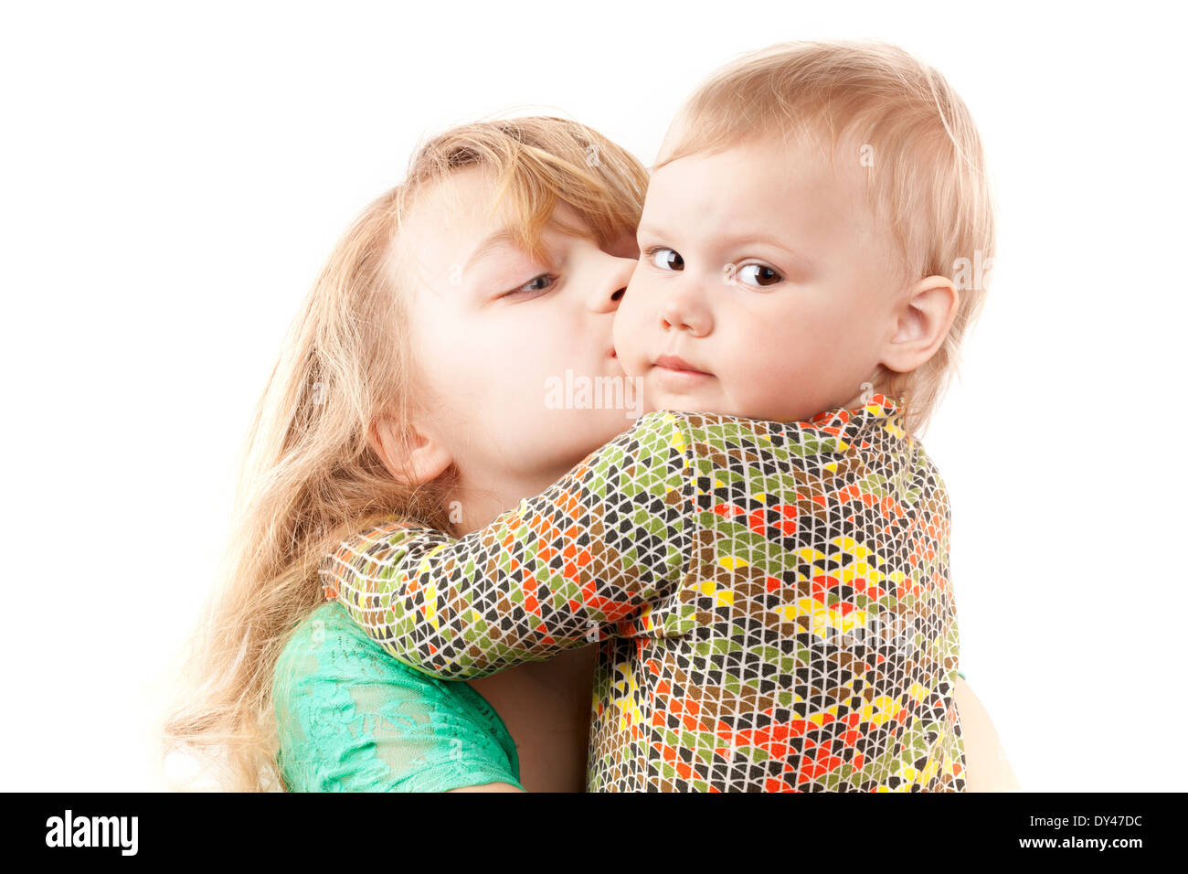 Petite blonde Young sisters portrait sur fond blanc Banque D'Images