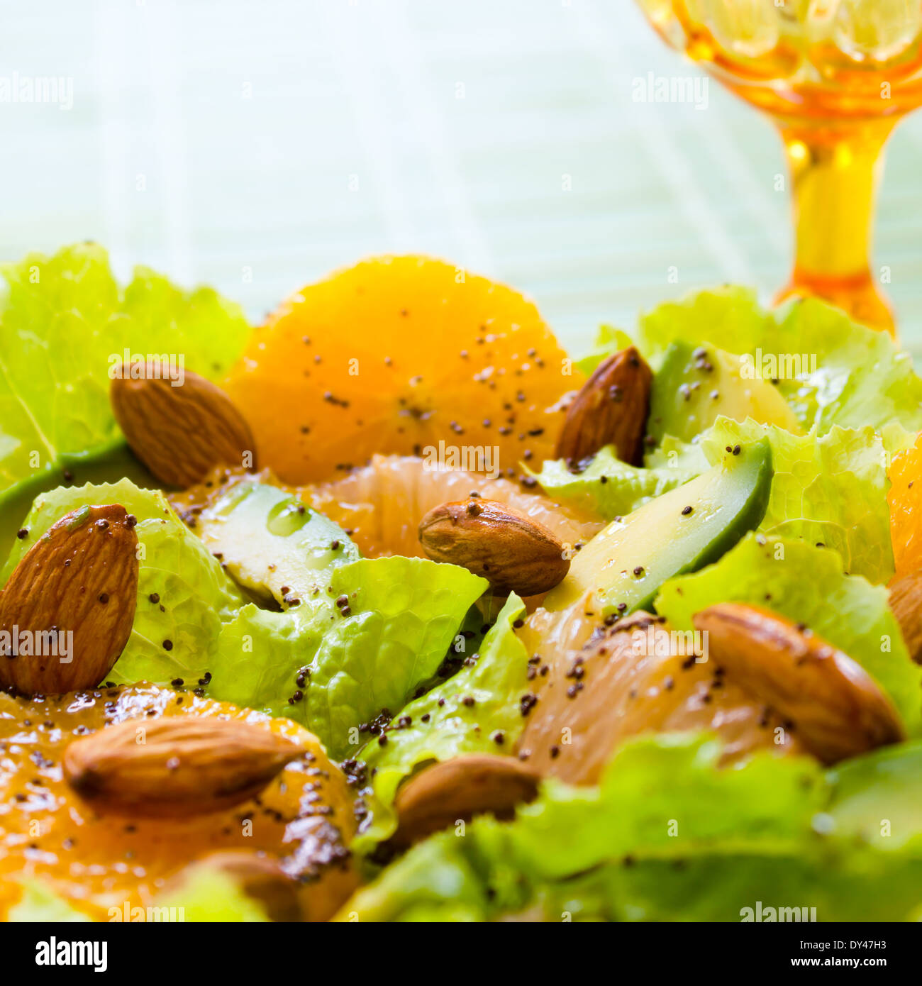 Résumé La salade d'agrumes aux amandes et citron vinaigrette aux graines de pavot Banque D'Images