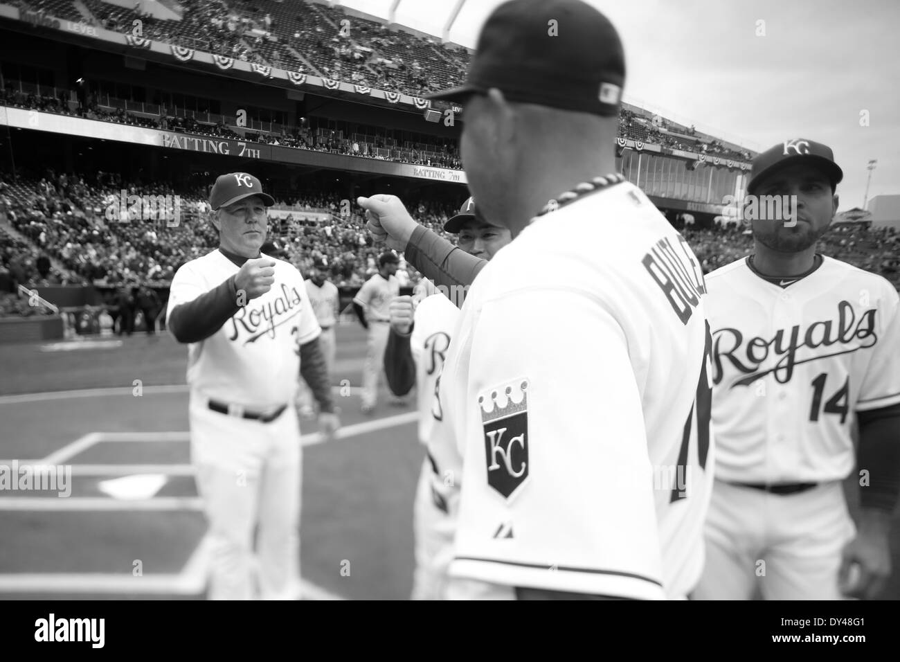 Kansas City, MO, USA. 4ème apr 2014. Le 04 avril 2014 : Ned Yost # 3 fist bosses Billy Butler # 16 des Royals de Kansas City au cours de présentation des joueurs avant le match entre la MLB Chicago White Sox et les Royals de Kansas City à Kauffman Stadium de Kansas City MO © csm/Alamy Live News Banque D'Images