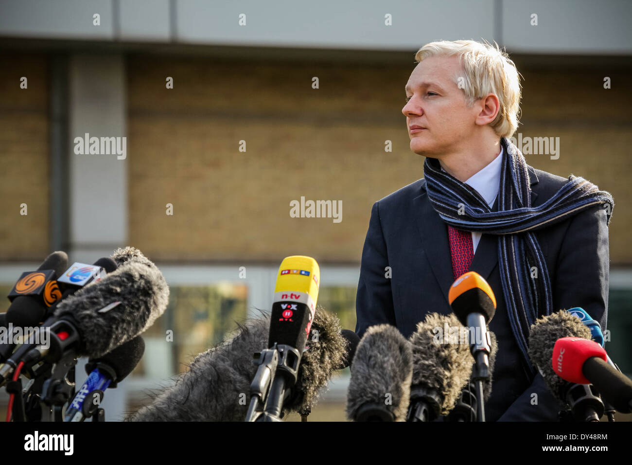 Le fondateur de Wikileaks, Julian Assange, parle aux médias après avoir comparu au tribunal de Belmarsh à Woolwich, Londres, Royaume-Uni. Banque D'Images