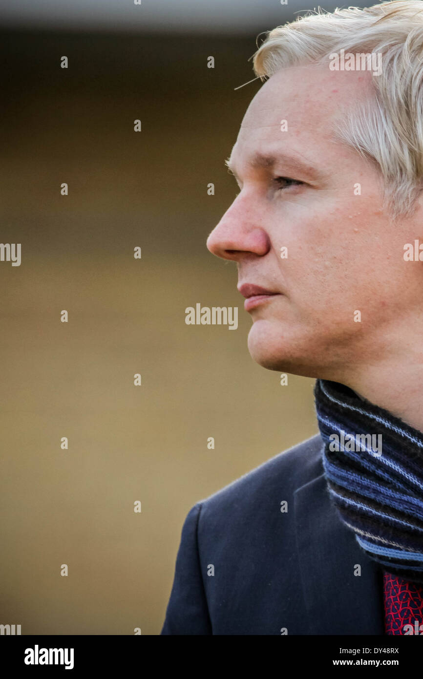 Le fondateur de Wikileaks, Julian Assange, parle aux médias après avoir comparu au tribunal de Belmarsh à Woolwich, Londres, Royaume-Uni. Banque D'Images