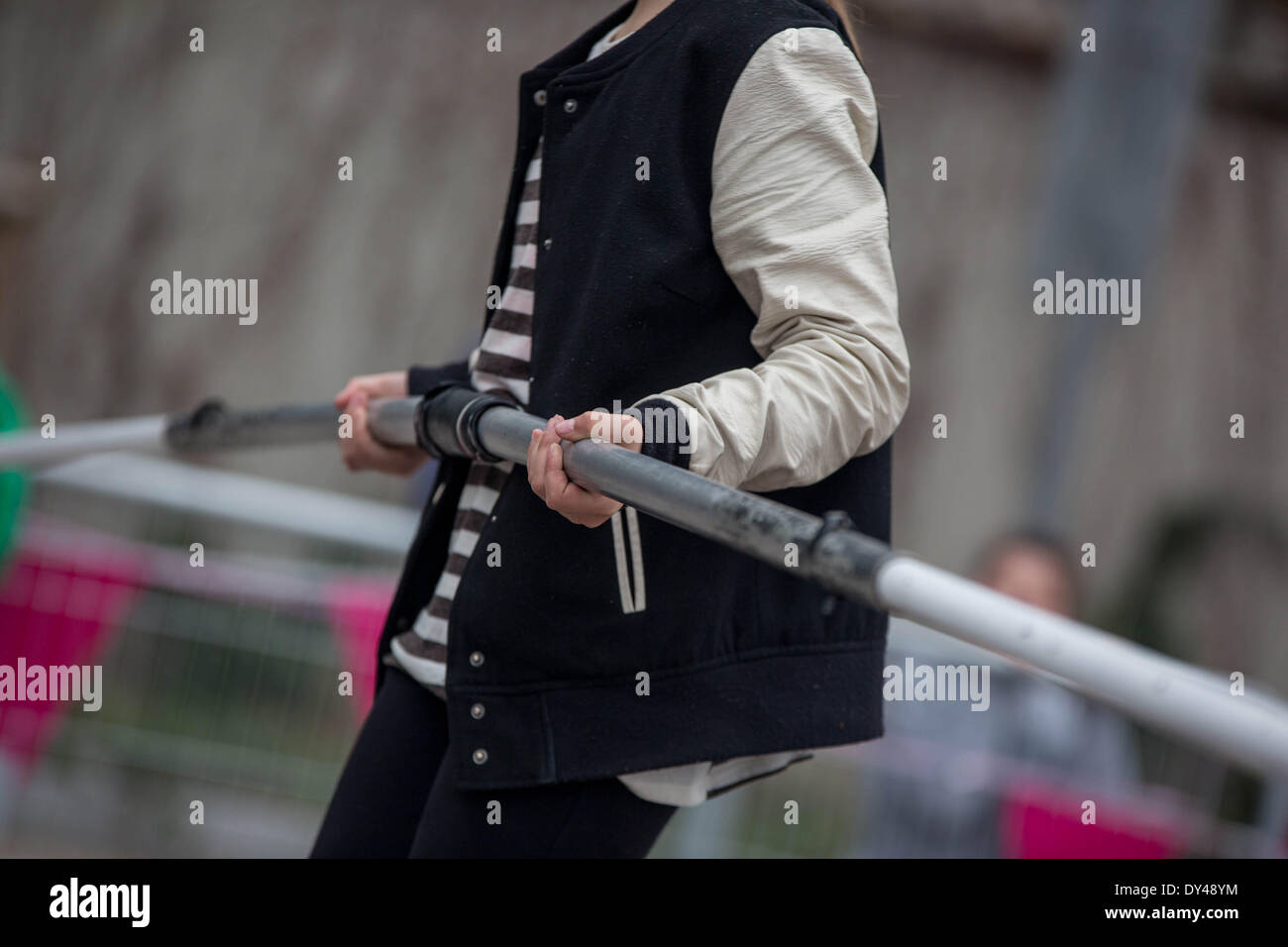Paris, France. 6ème apr 2014. Le Français funambule Denis Josselin franchissent la Seine sur un fil d'acier 16 mm de large, à Paris, le 6 avril 2014. La corde s'étend sur 175 mètres de long et 30 mètres de haut au-dessus de la Seine. Crédit : Michael Bunel/NurPhoto ZUMAPRESS.com/Alamy/Live News Banque D'Images