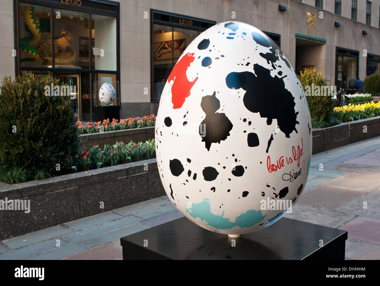 New York, NY - 6 Avril 2014 : Un œuf Fabergé, créé par Diane von Furstenberg, est affichée à Rockefeller Center dans le cadre de la grande chasse aux oeufs Fabergé en avril 1-17 (Egg # 175). Cet oeuf est un des quelque 275 créés par de célèbres designers et affichées tout au long de la ville de New York. Le public est invité à localiser les oeufs avec une application pour smartphone pour une chance de gagner des prix. Produit de la vente des œufs et autres produits aller à la charité. Banque D'Images